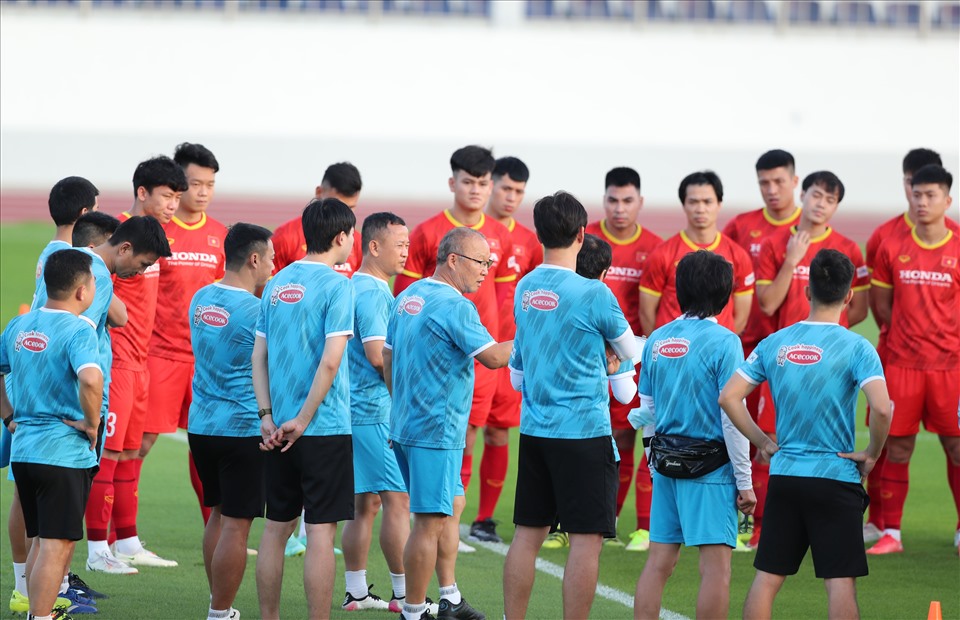 HLV Park Hang Seo cùng các cầu thủ ngày đầu trở lại sân tập