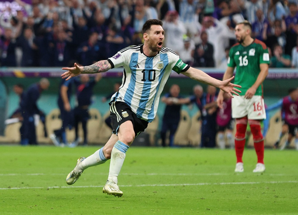 Messi góp dấu giày vào cả 2 bàn thắng của tuyển Argentina