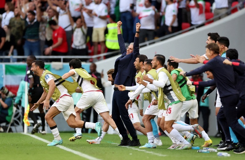 Động thái ăn mừng của cả đội tuyển Iran