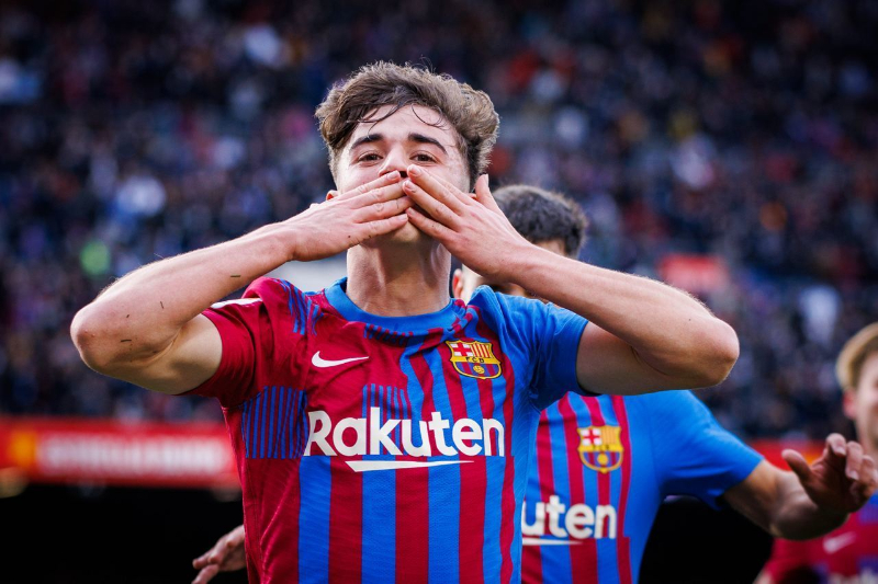 Ở tuổi 18 Gavi đã lên chơi ở đội 1 của Barca