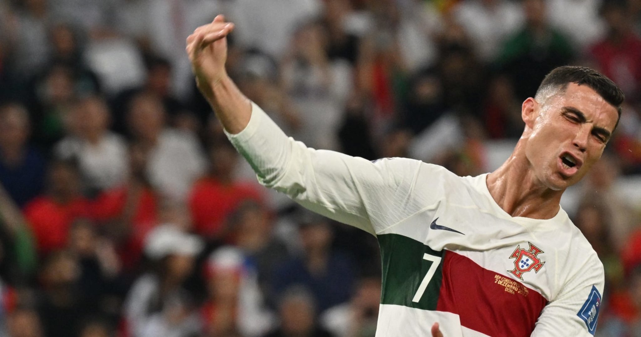 Siêu sao Ronaldo tức giận khi bị rút khỏi sân khi đang thi đấu