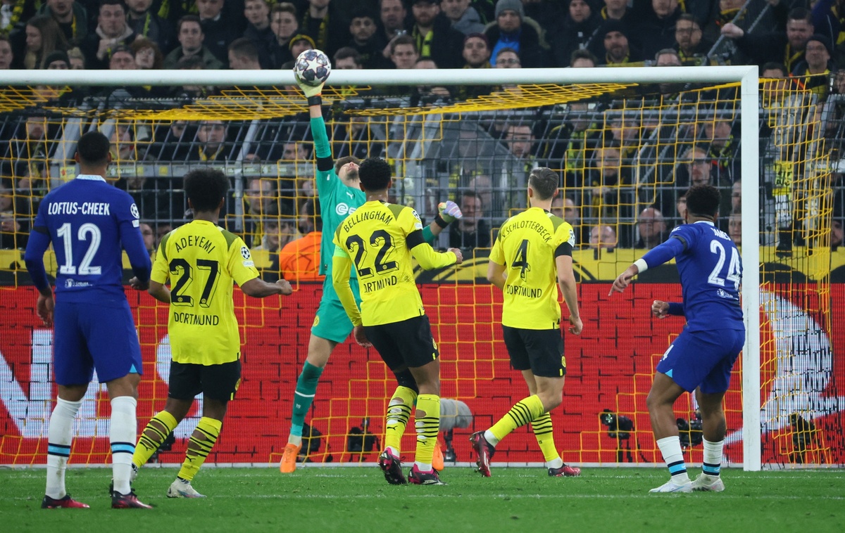 Kobel chơi xuất sắc trong khung thành của Dortmund