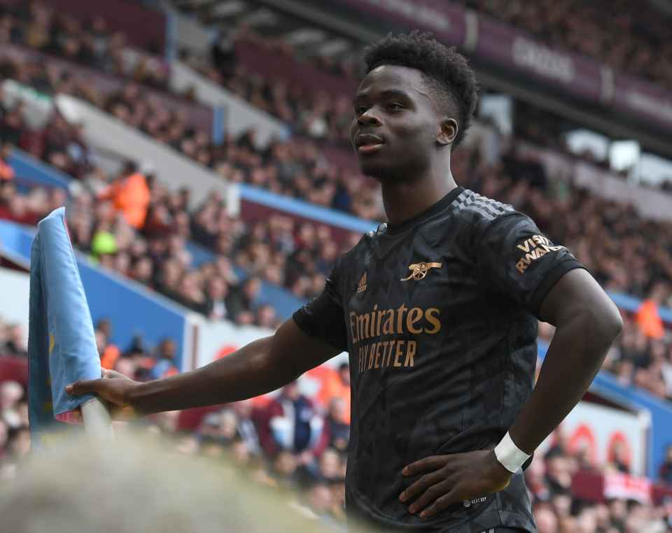 Bukayo Saka cam kết tương lai trong màu áo Arsenal