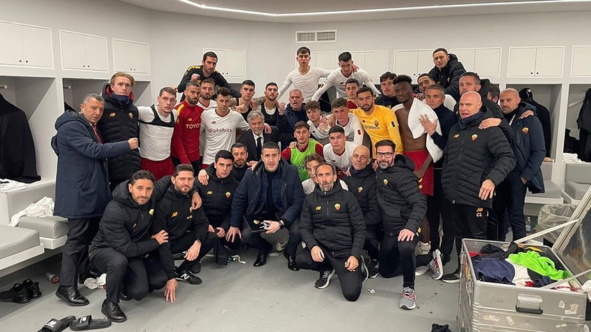 Mourinho chụp ảnh cùng các học trò sau trận Napoli