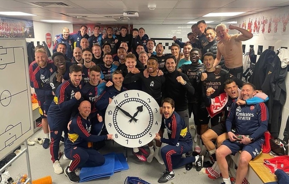 Màn ăn mừng với chiếc đồng hồ biểu tượng của câu lạc bộ Arsenal