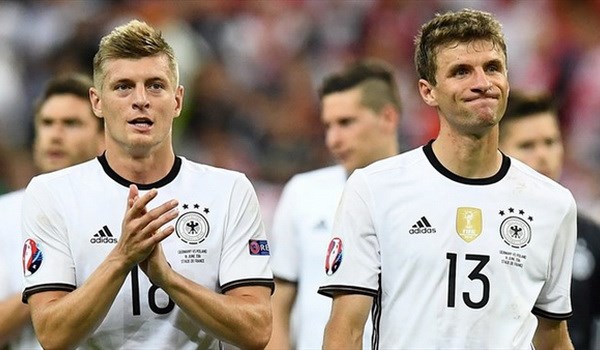 Toni Kroos và Thomas Müller từ đội tuyển Đức sau khi kết thúc trận đấu với Ba Lan