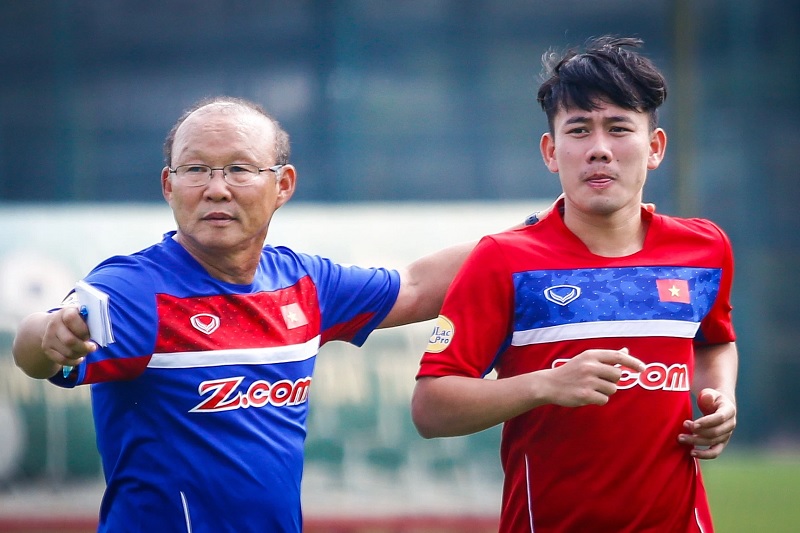 Hình ảnh thầy Park Hang Seo cùng cầu thủ Việt