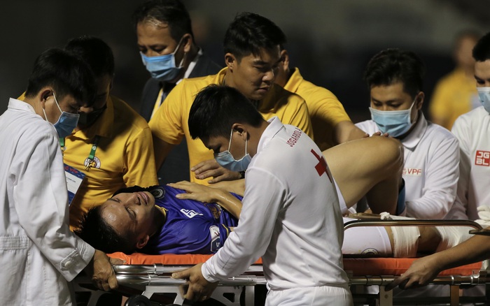Cầu thủ Đỗ Hùng Dũng được đưa lên xe cứu thương đến bệnh viện