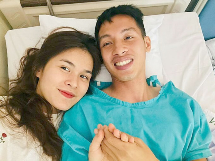 Cầu thủ Đỗ Hùng Dũng cùng với vợ trong bệnh viện