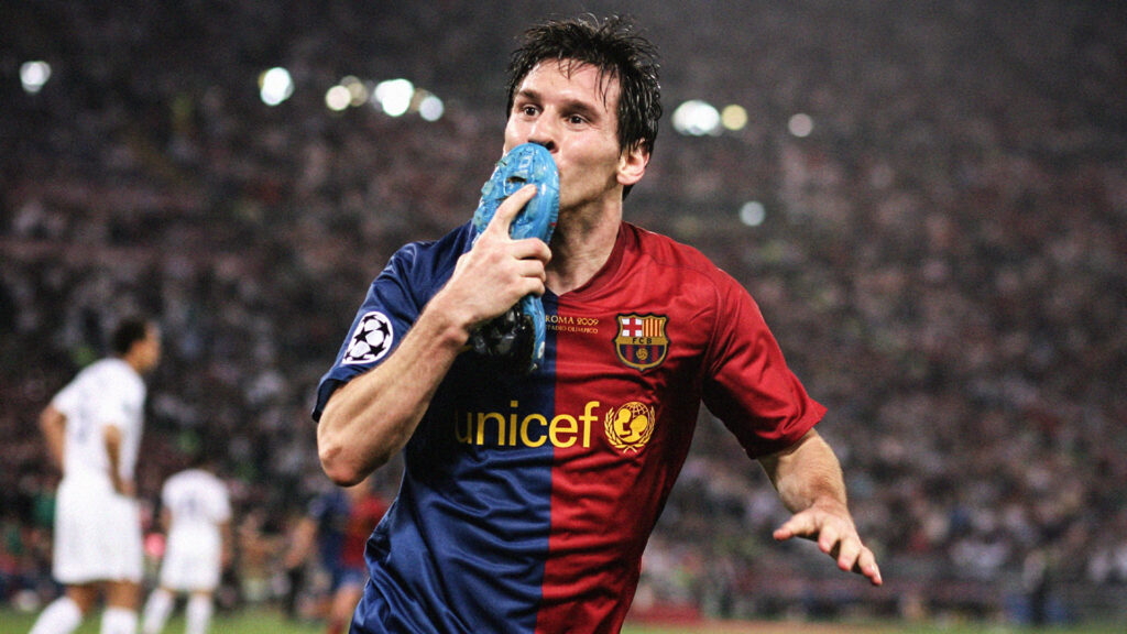 Nụ cười hạnh phúc và điển trai của Messi khi giành chiến thắng. 
