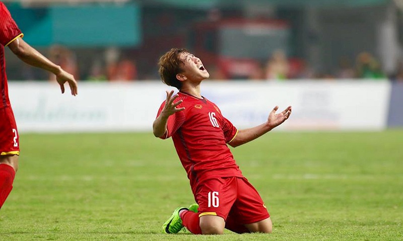 Cầu thủ Trần Minh Vương bên chiếc xế xịn 2 tỷ
