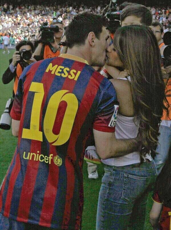 Chuyện tình yêu như cổ tích của 2 vợ chồng nhà Messi