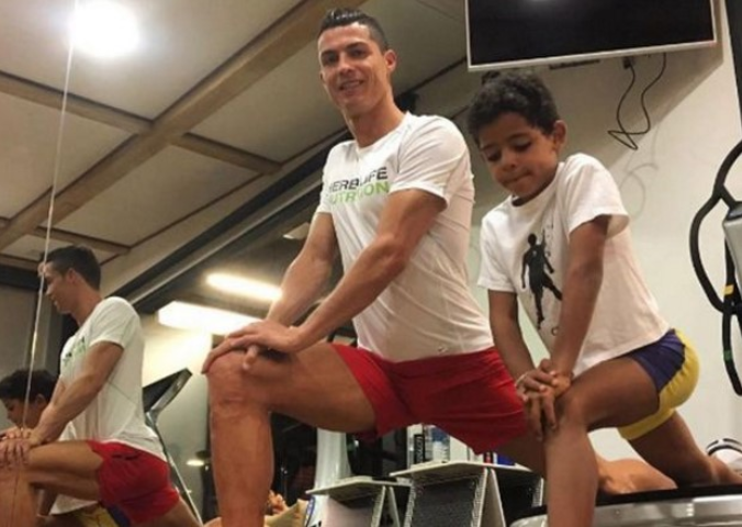 Ronaldo Jr được bố mình cho làm quen với trái bóng rất sớm