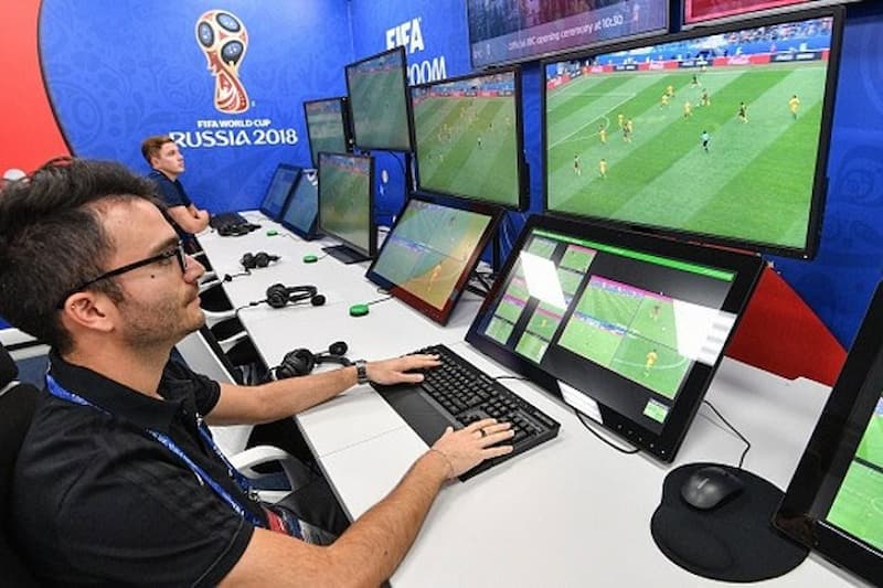 Công nghệ VAR được ứng dụng rộng rãi trong các trận bóng đá