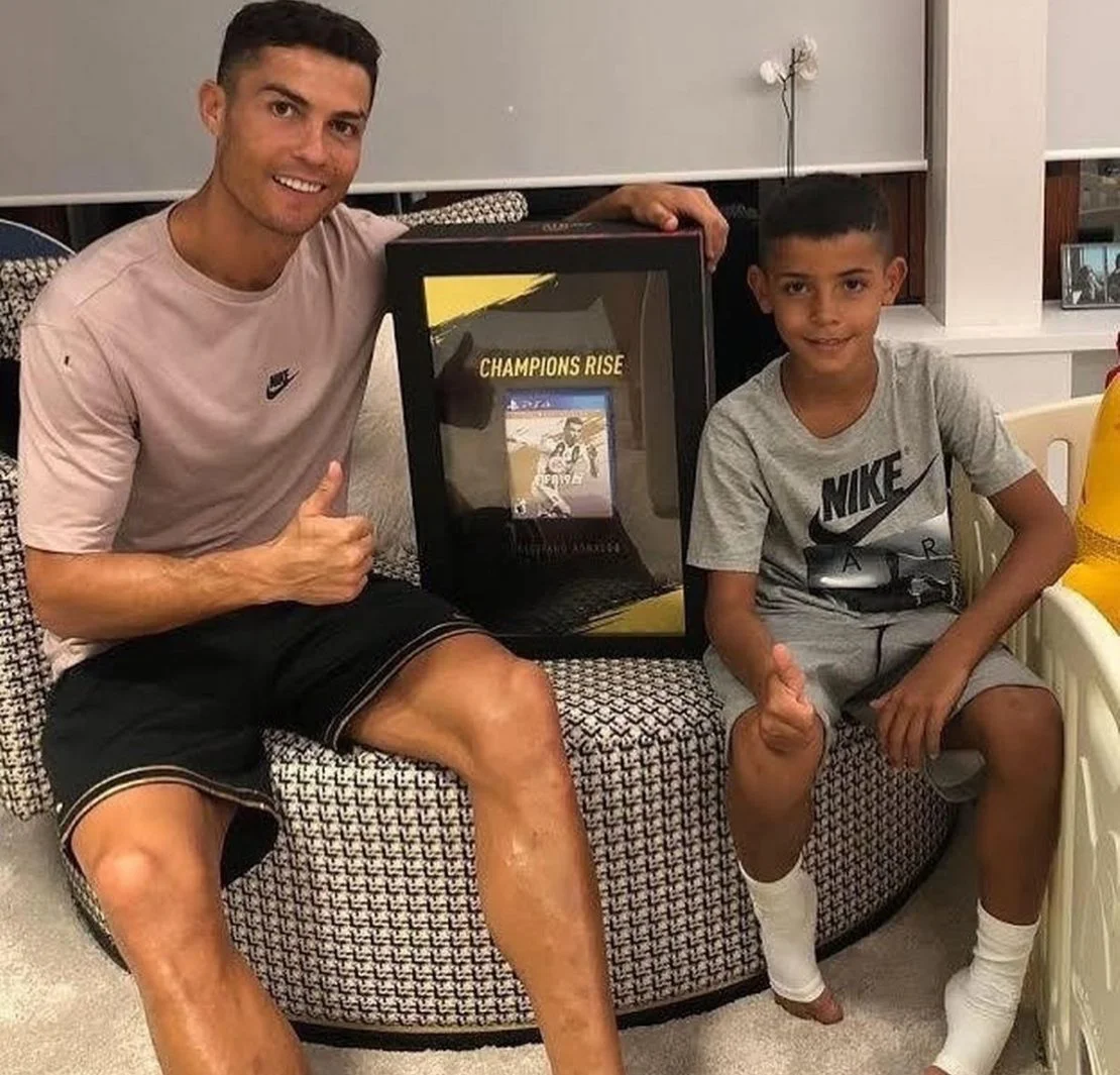 Hai cha con nhà Ronaldo rất thân thiết