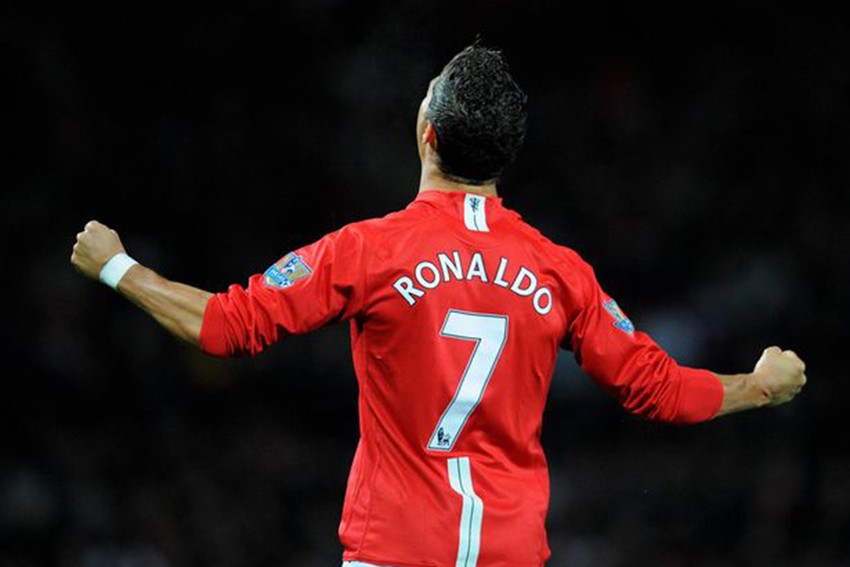 Ronaldo đã trở thành huyền thoại với chiếc áo số 7 của MU