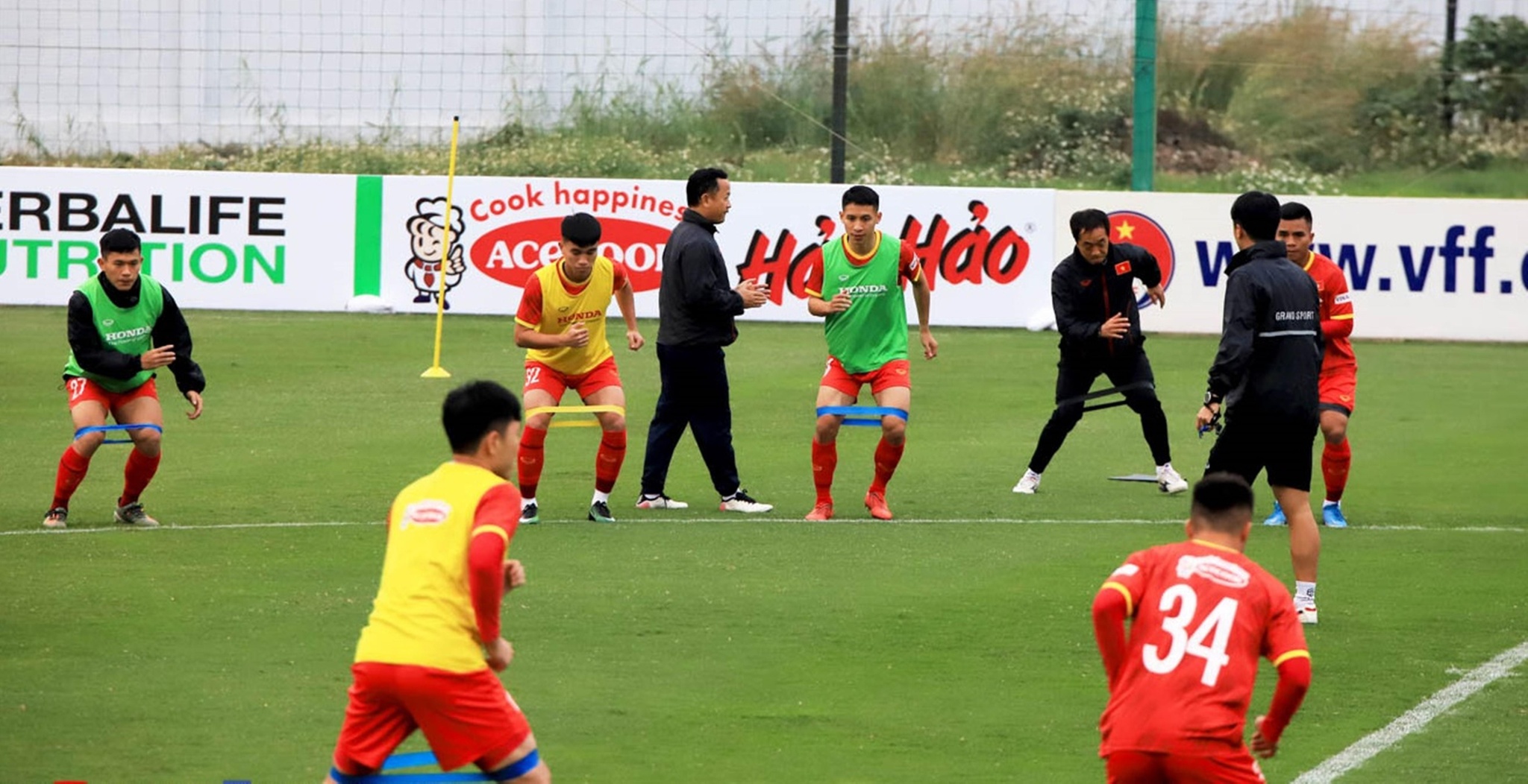 Các cầu thủ của đội tuyển Việt Nam luyện tập thể lực