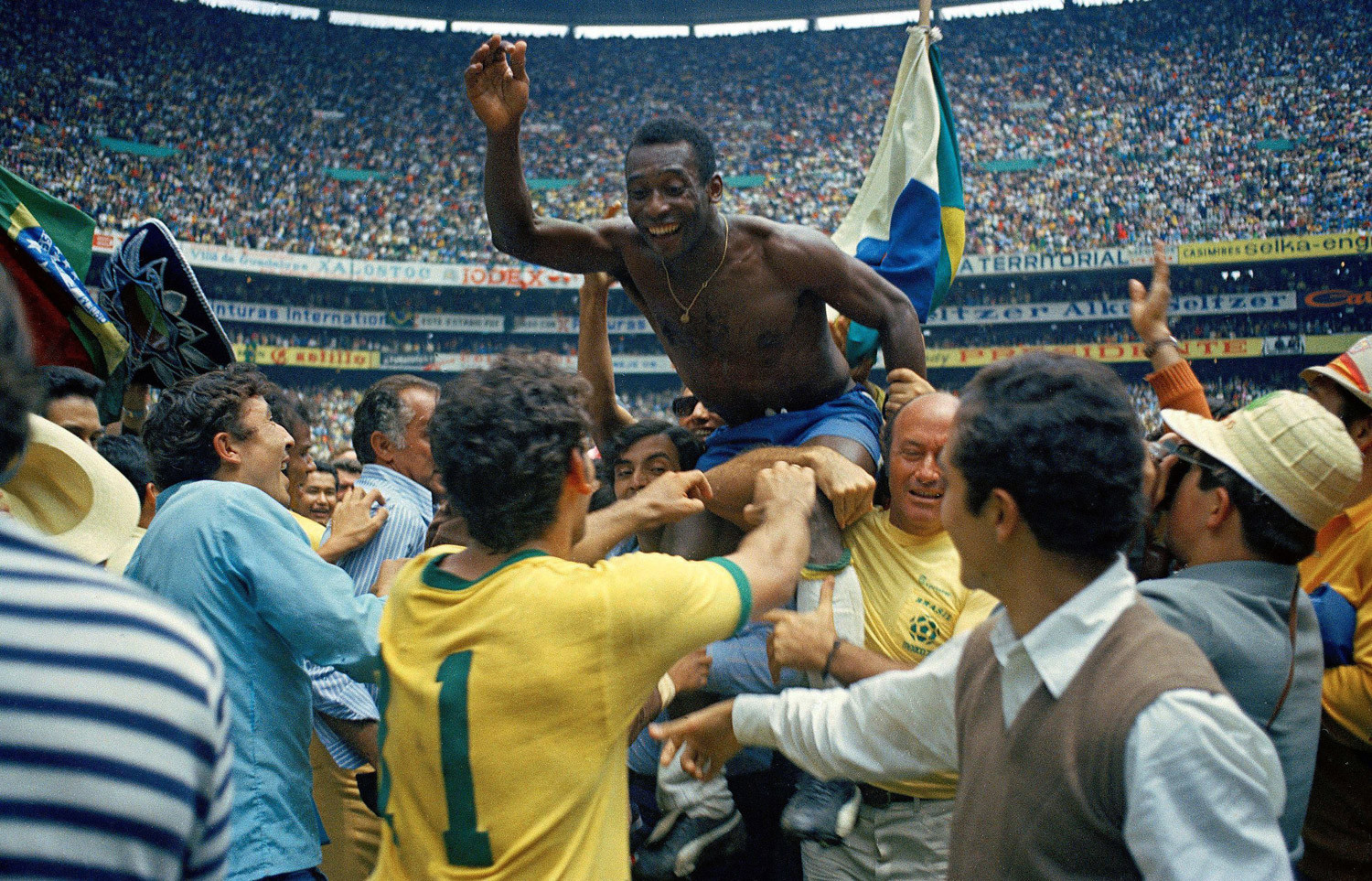 Huyền thoại Pele (Brazil) là cầu thủ duy nhất có lịch sử 3 lần vô địch World Cup