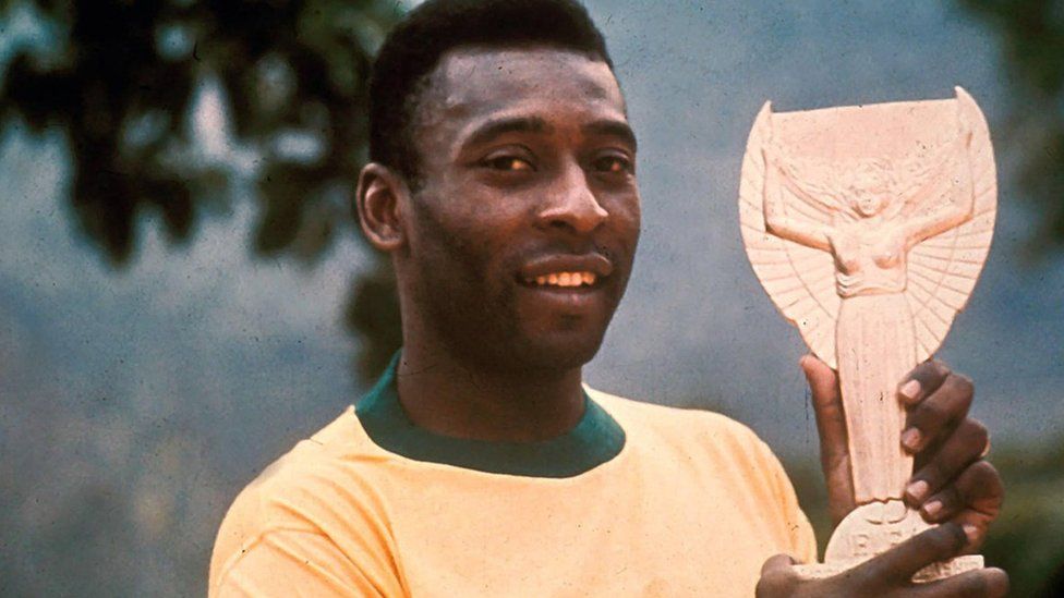 Pele thi đấu chuyên nghiệp từ khi mới 15 tuổi