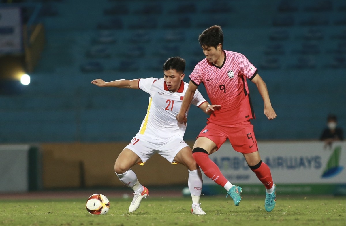 Thể hình của Nguyễn Thanh Bình  không thua kém các cầu thủ to cao đến từ Hàn Quốc