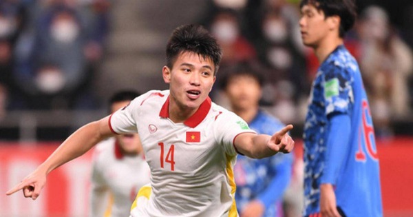 Nguyễn Thanh Bình ăn mừng bàn thắng trong trận hòa đội tuyển Nhật Bản