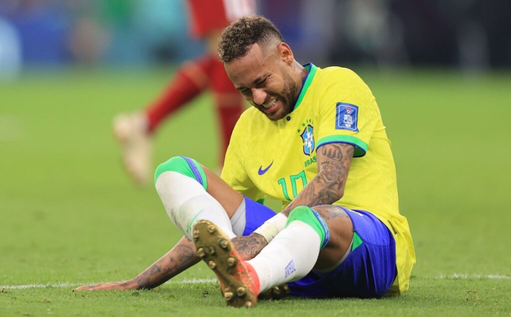 Neymar đã bị phạm lỗi 9 lần trong lượt trận đầu tiên