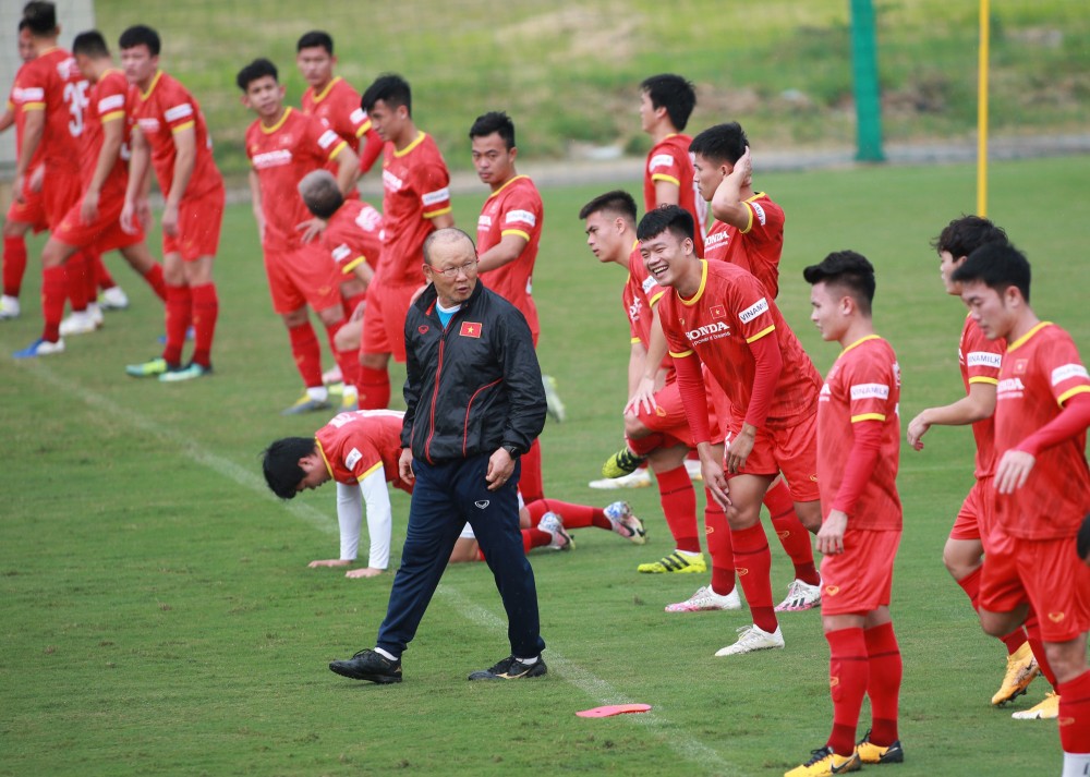HLV Park Hang Seo luyện tập cùng các cầu thủ