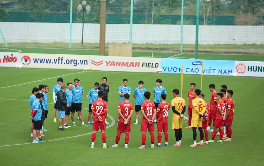 Các cầu thủ chú ý lắng nghe dẫn dắt của HLV Park tại AFF Cup 2022