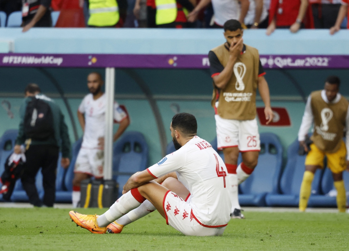 Cầu thủ Tunisia thất thần sau trận thua