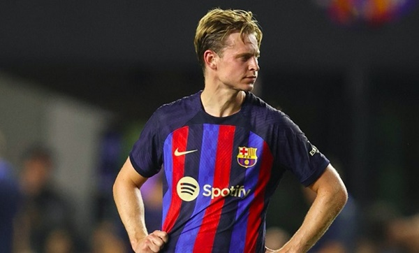 Sau khi rời Barca, De Jong vẫn tới “gã khổng lồ” nước Anh nhưng không phải MU