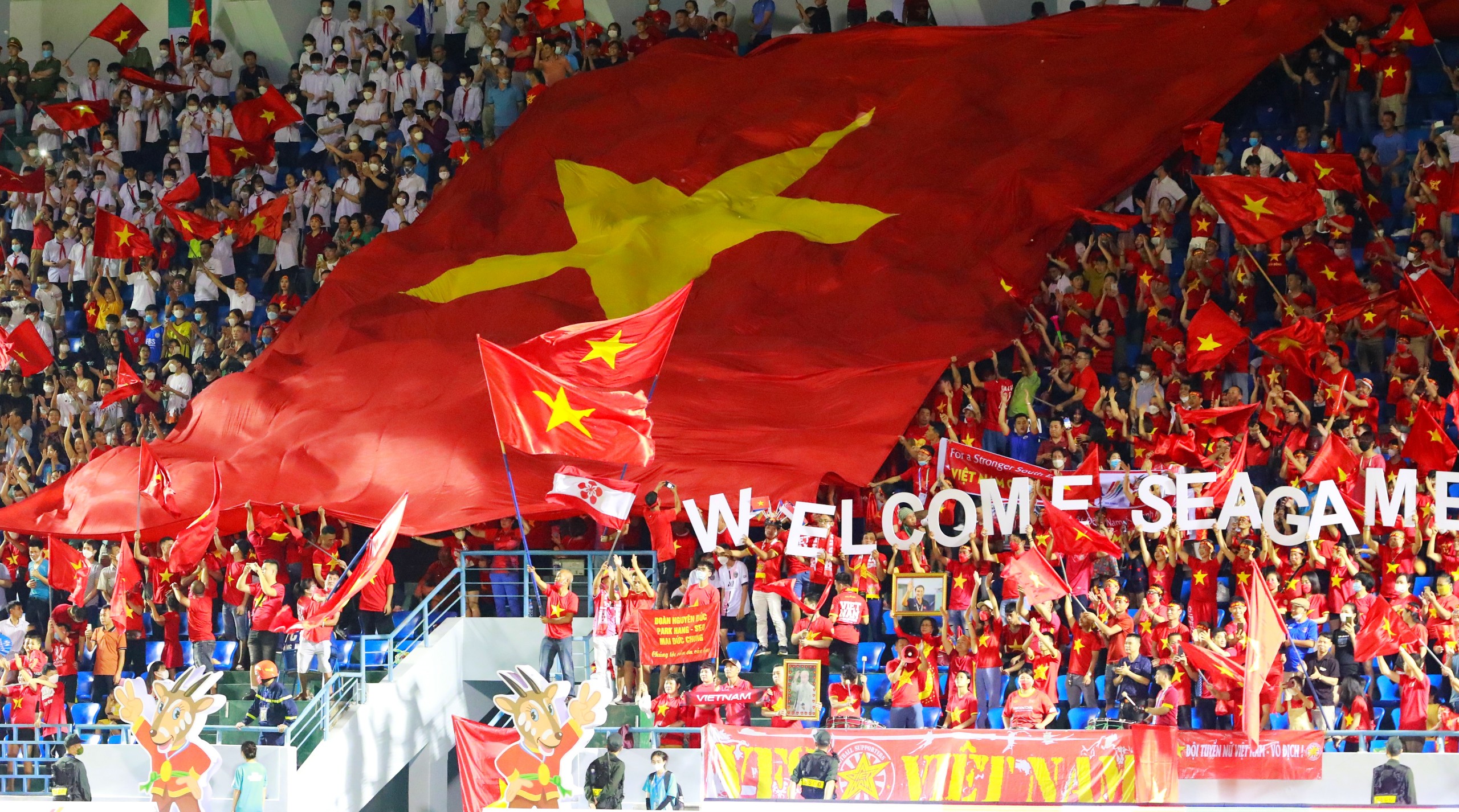 Cổ động viên Việt Nam gây choáng ngợp tại Sea Games 31