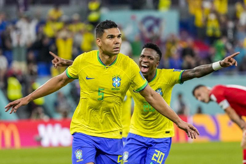 Casemiro ghi bàn thắng giúp Brazil giành vé vào vòng trong