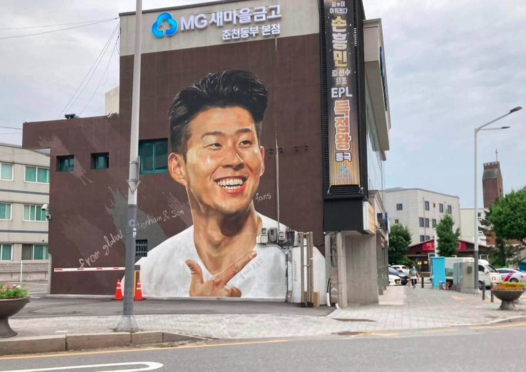 Cầu thủ Hàn Quốc được fan yêu mến in hẳn trên bức tường đường phố
