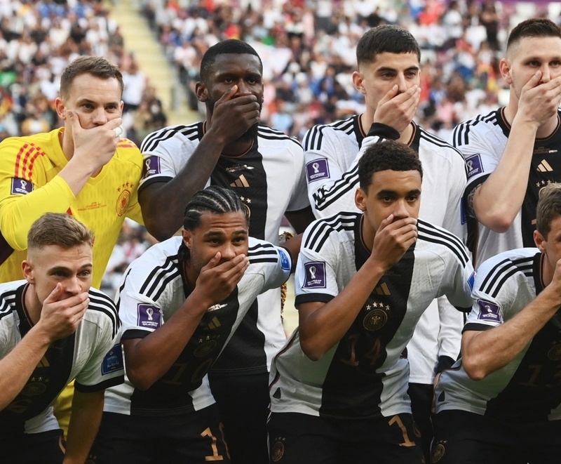 Đội tuyển Đức dùng tay che miệng tại World Cup 2022
