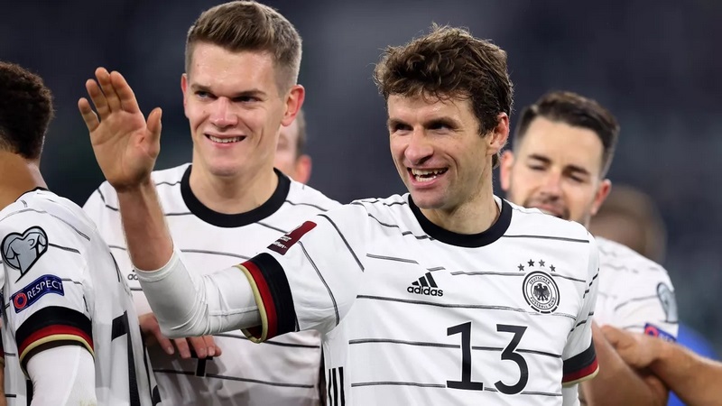 Các cầu thủ Đức vui mừng khi có được pha bóng gỡ hòa