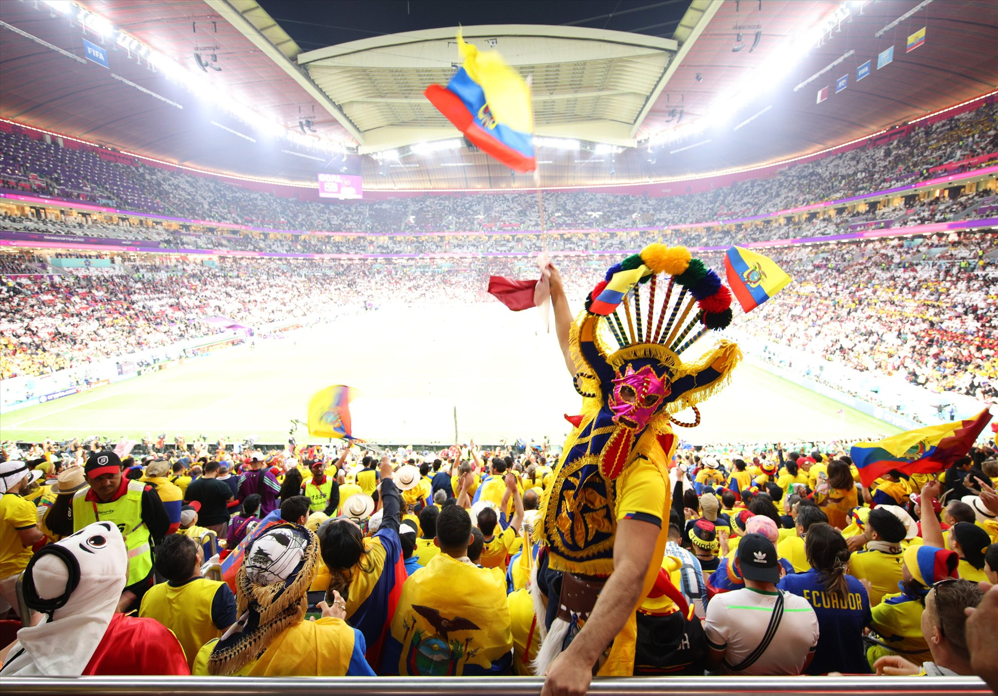Cổ động viên phía Ecuador tại trận đầu tiên của FIFA World Cup 2022