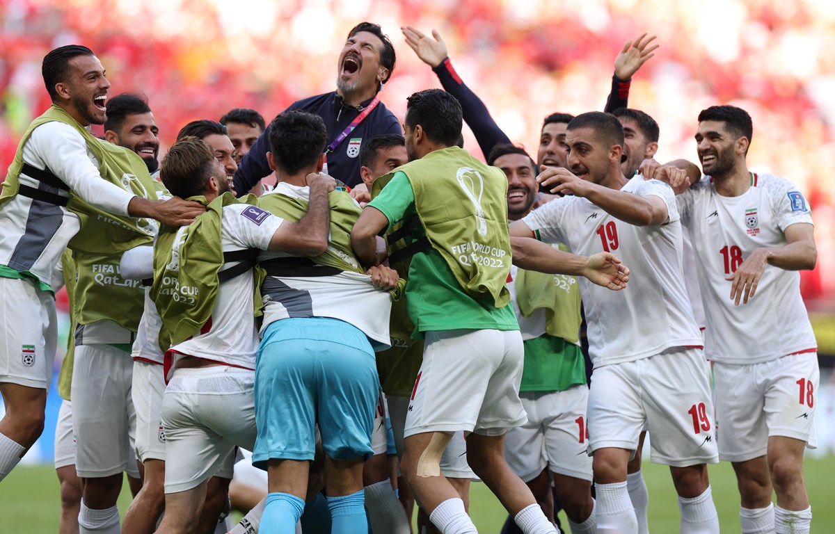 ĐT Iran ăn mừng chiến thắng trong lịch sử World Cup của mình