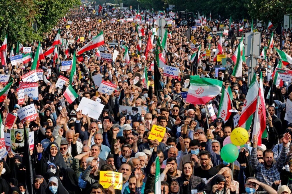 Người dân Iran đổ xô ra đường ăn mừng chiến thắng