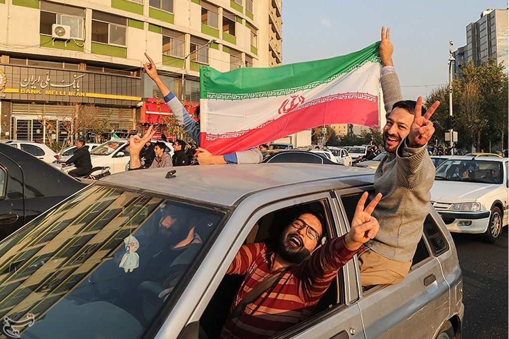 Người dân Iran vui mừng trong chiến thắng của nước nhà