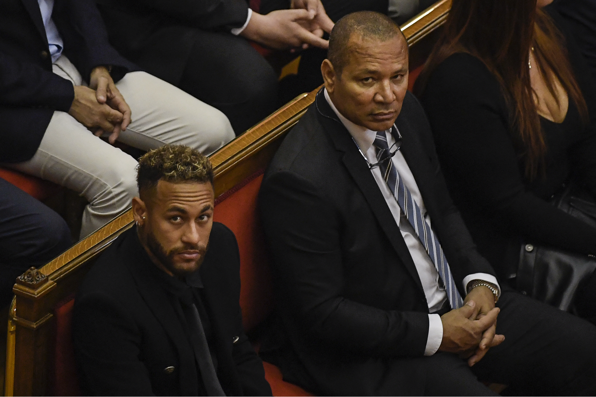 Ngôi sao bóng đá Neymar ra hầu tòa tại Barcelona