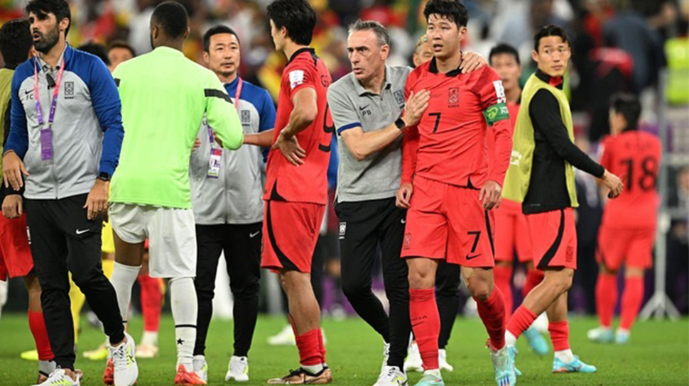 Các cầu thủ Hàn Quốc chán nản sau trận thua trước Ghana ở World Cup 2022