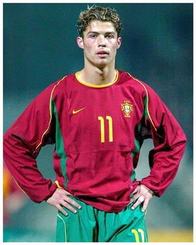 Ronaldo với mái tóc xoăn thời trẻ