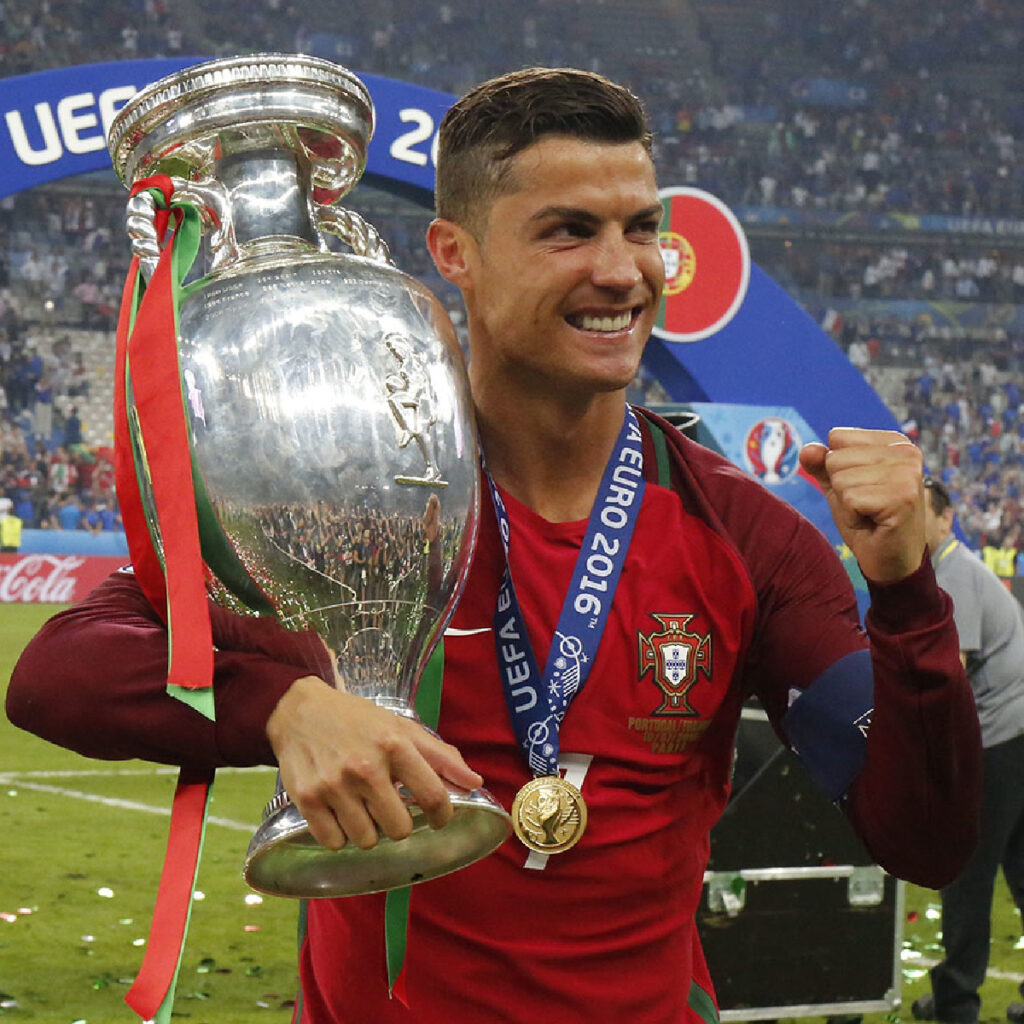 Ronaldo được 'đại gia' thả thính, ấn định ngày chia tay MU không còn xa
