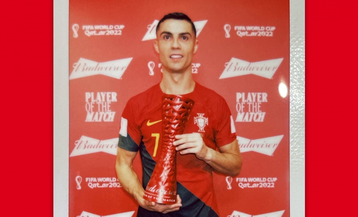 Hình ảnh Ronaldo nhận giải “ Cầu thủ xuất sắc nhất trận”