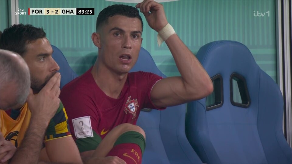 Hình ảnh Ronaldo ngồi trên hàng ghế dự bị và không hài lòng