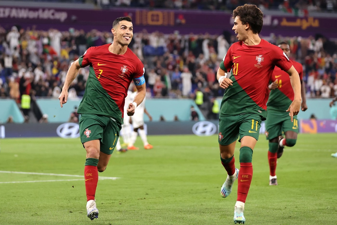Ronaldo ăn mừng bàn thắng cùng đồng đội