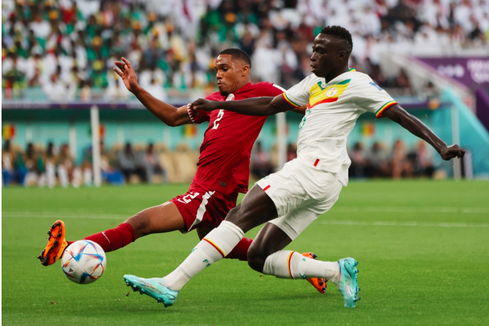 Pha tranh chấp bóng 2 cầu thủ đến từ Qatar và Senegal