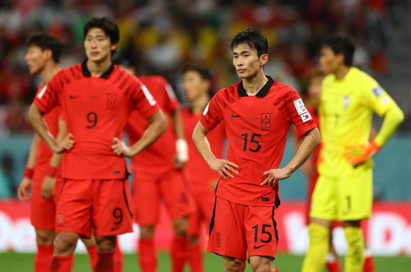 Các cầu thủ Hàn Quốc buồn bã khi tiếng còi kết thúc trận đấu vang lên