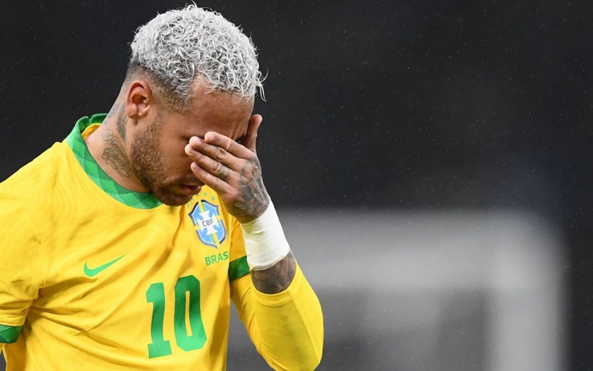 Neymar đang mặc chiếc áo số 10 của đội tuyển quốc gia