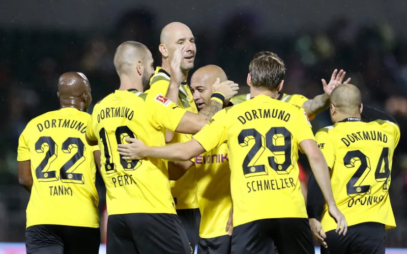 Trận giao hữa từ thiện giữa All-stars Việt Nam vs những huyền thoại Borussia Dortmund 2